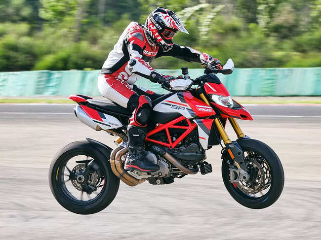 The Hypermotard 950 is powered by a twin cylinder engine with power output of 114 hp at 9,000 rpm and has a 14.5 litre fuel tank.