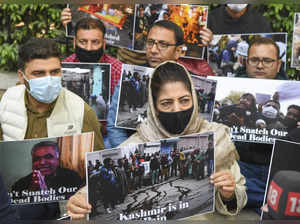 New Delhi: PDP President Mehbooba Mufti and her party leaders stage a protest at...