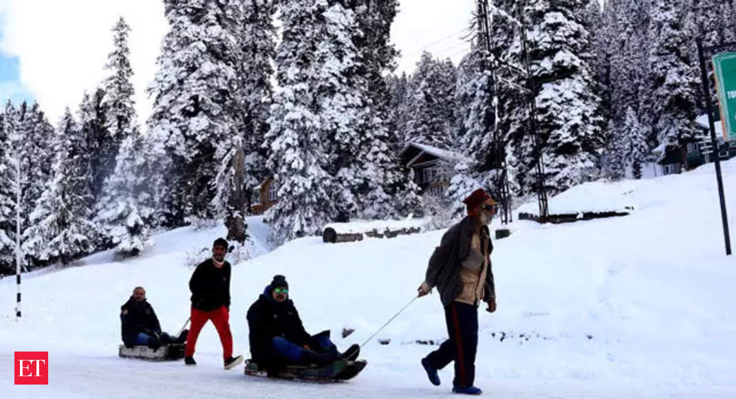 Jammu and Kashmir: Fresh snowfall brings cheer to tourists in Gulmarg thumbnail