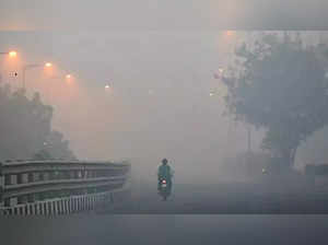 Delhi air quality remains very poor; minimum temperature drops to 9.8 degrees Celsius