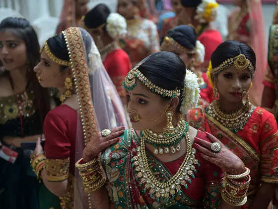 Gujarat: Surat-based diamond merchant weds off 300 fatherless girls of  different faiths - The Economic Times Video | ET Now