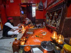 Akhilesh Yadav prays at Hanuman temple