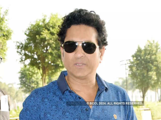 ?Tendulkar said that leaders on LinkedIn can create a culture where people are encouraged to help others.?