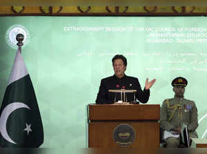 Islamabad : Pakistan Prime Minister Imran Khan, center, speaks during the extrao...