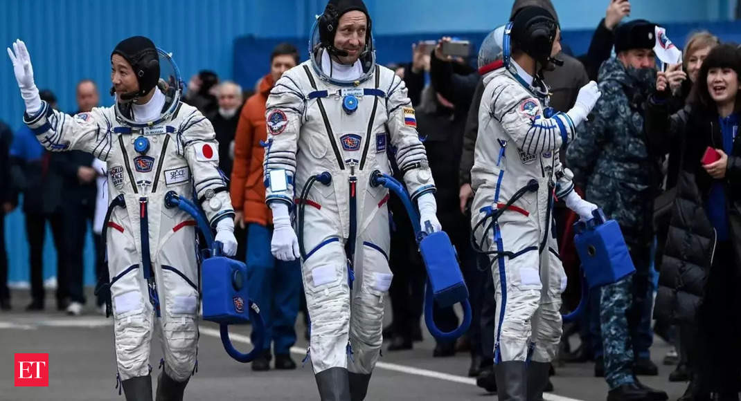 Japanese billionaire safely returns to Earth