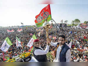 Meerut: Samajwadi Party chief Akhilesh Yadav with RLD leader Jayant Choudhary du...