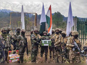 Poonch: Indian Army soldiers exchange sweets with Pakistan soldiers on New Year ...