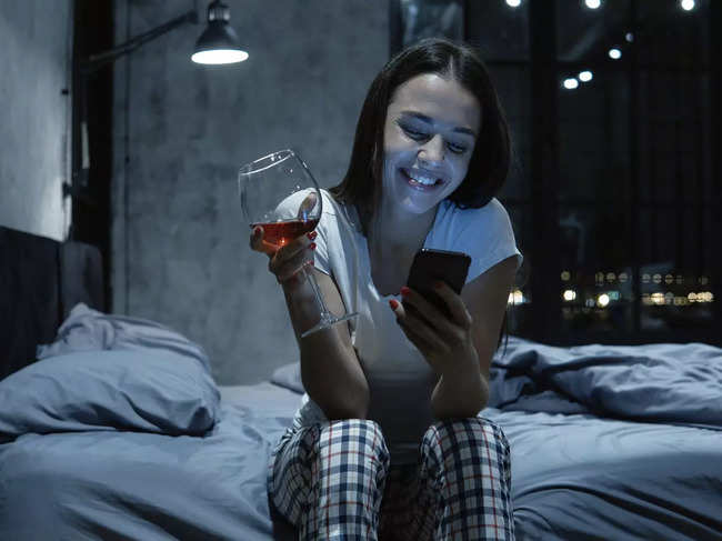 alcohol-smartphone-bed_GettyImages