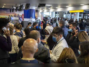 As Omicron Overshadows Christmas, Thousands of Flights Are Canceled