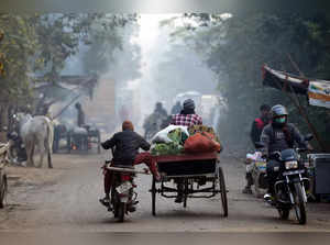 New Delhi: Commuters on a street during a cold winter morning, in New Delhi.   (...