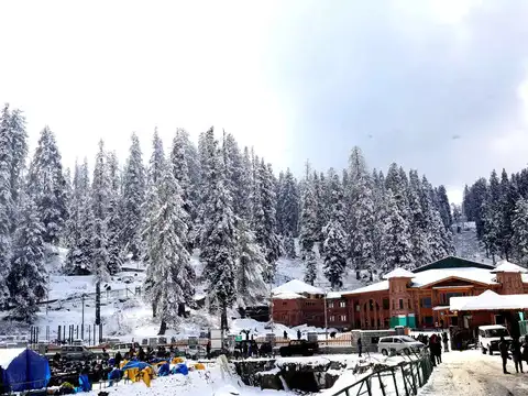 ​First snow of the year in Srinagar