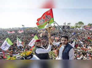 Meerut_ Samajwadi Party chief Akhilesh Yadav with RLD leader Jayant Choudhary du...