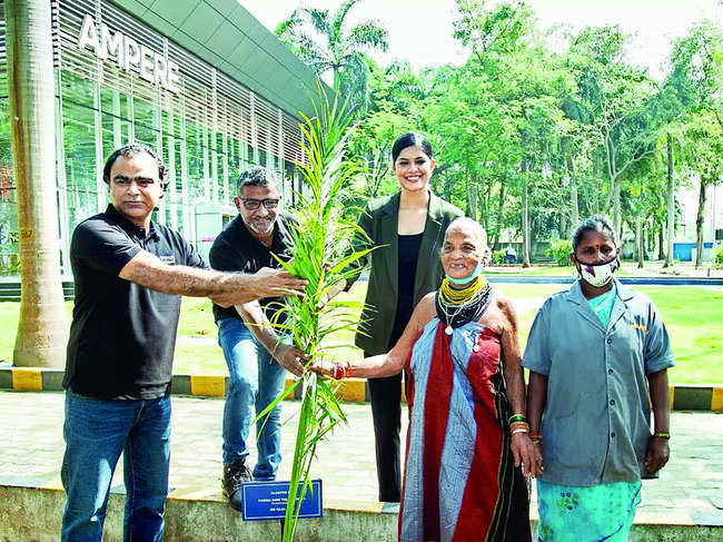 (L-R) Nagesh A Basavanhalli, MD and Group CEO, Greaves Cotton Limited, Roy Kurian, COO, Greaves Electric Mobility Pvt Ltd, Asha Bhat, Miss Supranational 2014, and Padmi Shri Tulsi Gowda planting a tree outside the Ranipet experience centre