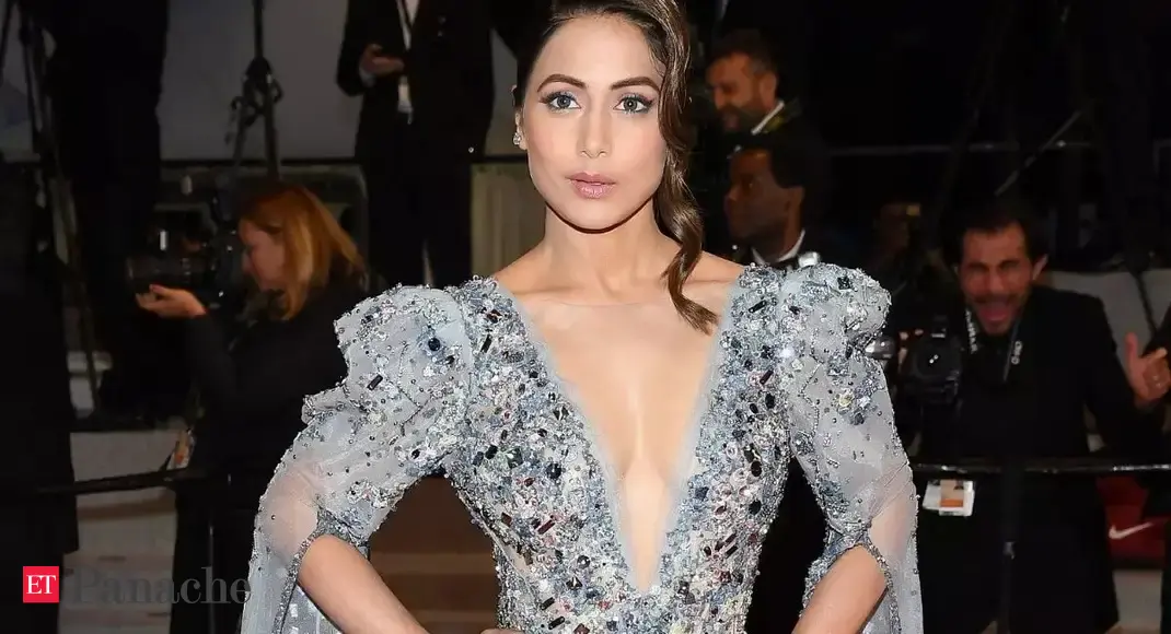 Hina Khan's family, except her, tests positive for Covid-19 - Economic Times