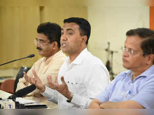 Panaji: Goa CM Pramod Sawant (C)