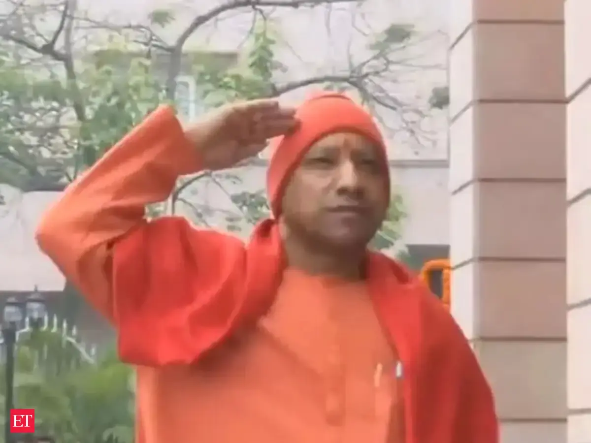 Republic Day2022: Uttar Pradesh CM Yogi Adityanath unfurls National ...