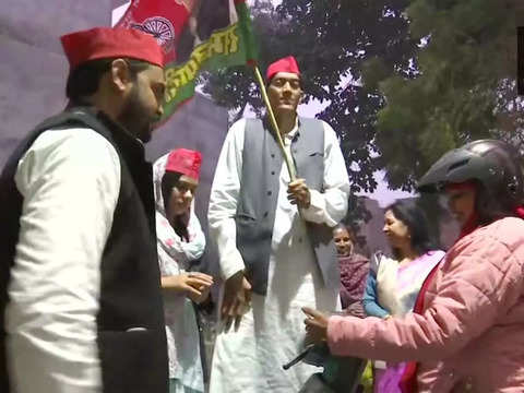 India's 'Tallest Man' Dharmendra Pratap Singh, A Samajwadi Leader Now,  Hopes To Dwarf Opponents