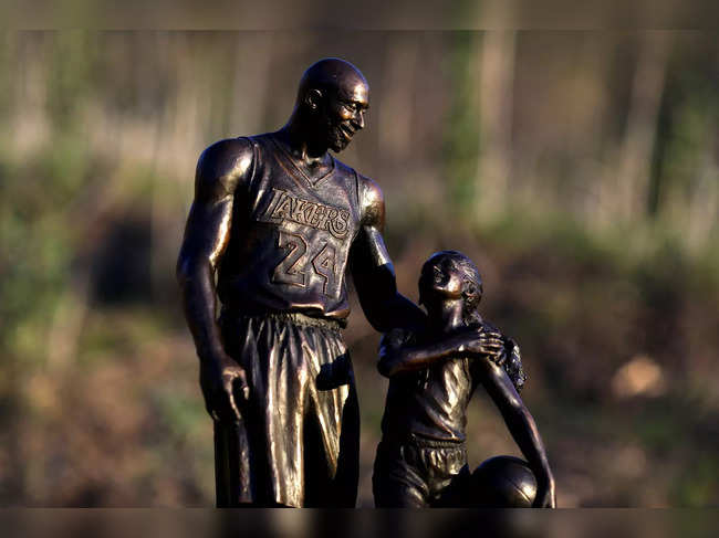 Los Angeles sculptor Dan Medina has honored the anniversary of the deaths of Kobe and Gigi Bryant