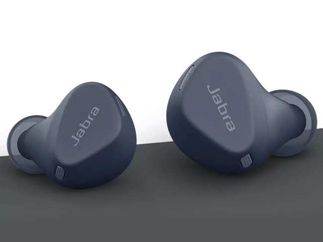 ​The Jabra Elite 4 Active features a design language that is closer to the Elite 3, the cheaper variant, but it sports features that are on the more expensive Elite 7 Active. ​