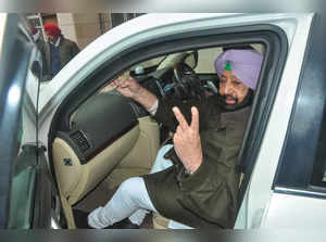 Patiala: President of Punjab Lok Congress Capt. Amarinder Singh flashes the vict...