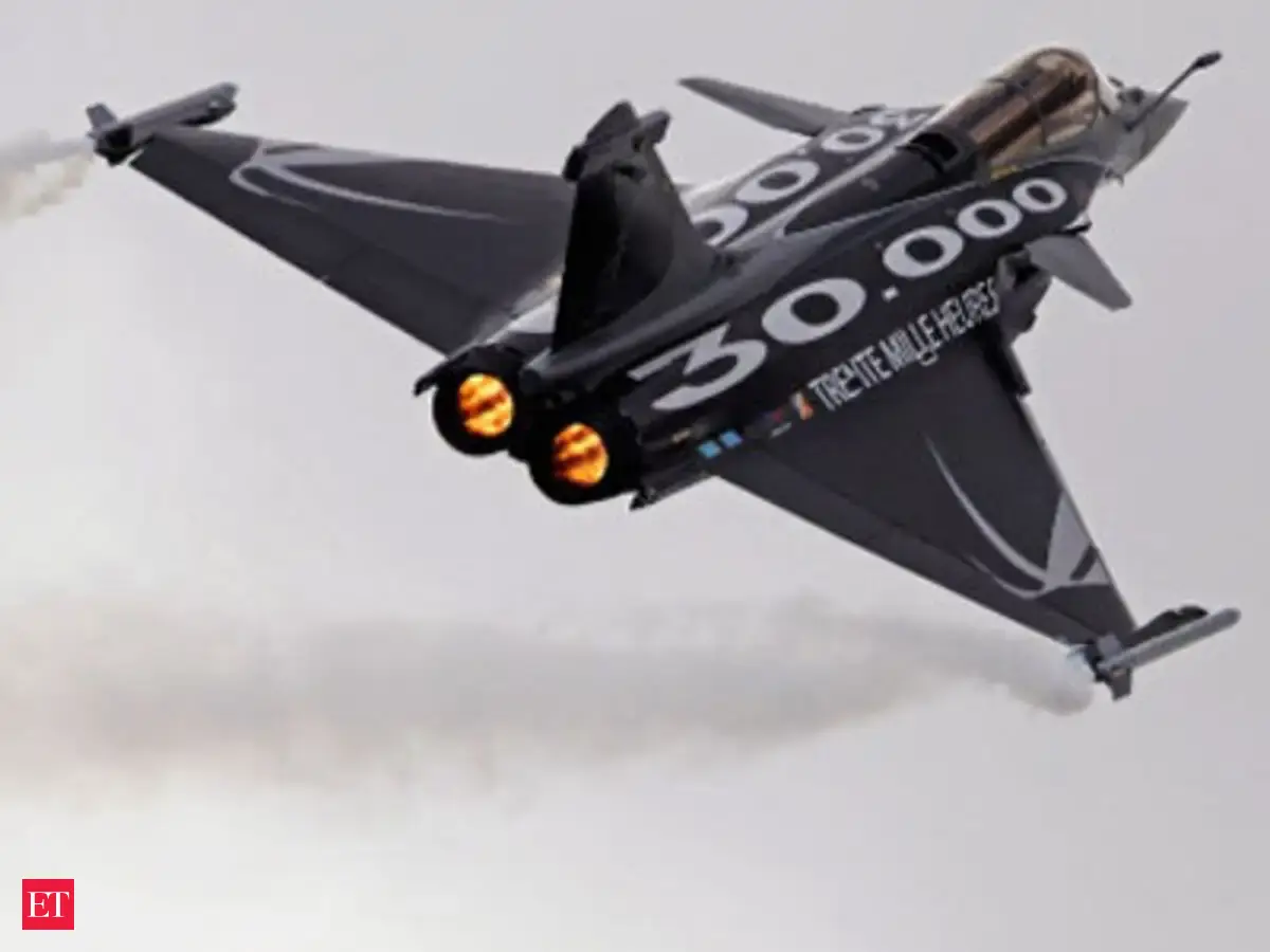 Dassault Rafale fighter jet in a flying display at Paris Air Show ...