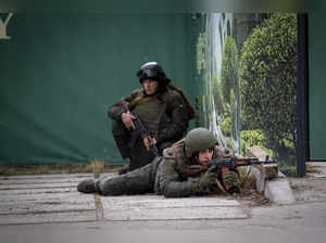 Kyiv : Ukrainian soldiers take positions in downtown Kyiv, Ukraine. Russia press...