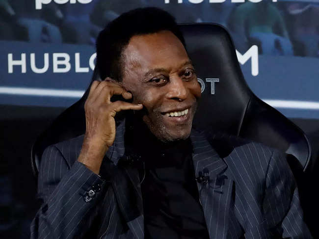 ​Eight days after he was admitted, doctors detected a urinary tract infection that lengthened Pelé​'s stay.​