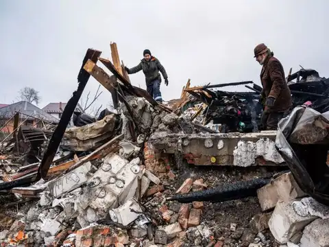 Explosion hits Kyiv railway station