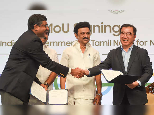 Chennai: Samsung Southwest Asia President Ken Kang shakes hands with Industries ...
