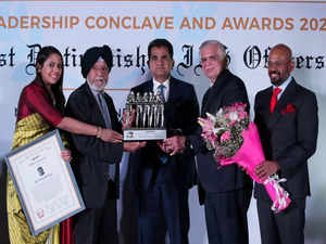 Amitabh Kant receiving the award at SpeakIn IAS Awards