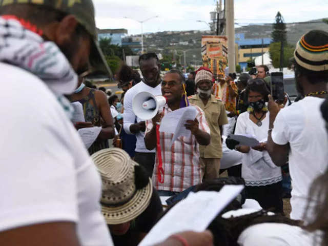 ​'No kings & queens', say protesters