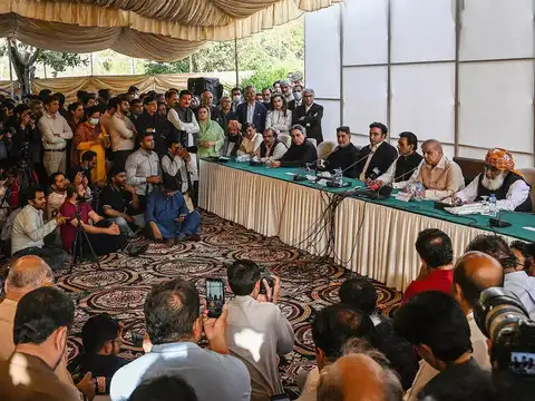 ​Key ally deserts Khan