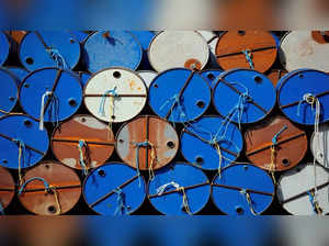 Oil see-saws near 14-yr highs as US weighs Russia oil embargo