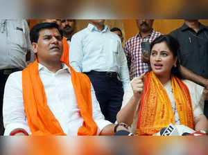 Hanuman Chalisa row: MP Navneet Rana, her MLA husband Ravi Rana arrested in Mumbai