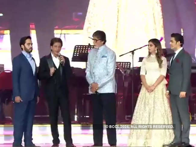 ​SRK turned host during RIL's 40th anniversary celebration in 2017.