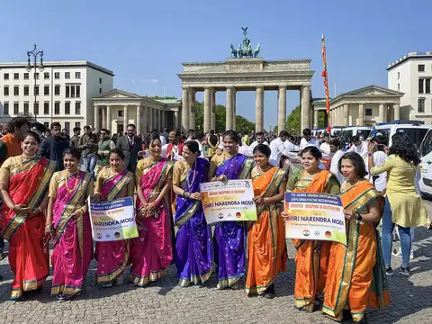 ​Rousing welcome by diaspora
