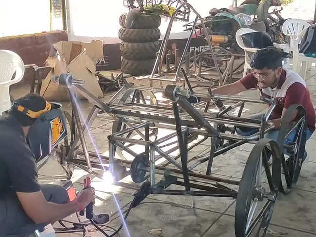Students competing in NASA’s 2022 Human Exploration Rover Challenge work on building their rover. Winning teams were announced during a virtual awards ceremony April 29, 2022. Credits: NASA
