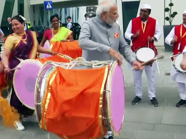 ​PM plays "Dhol"