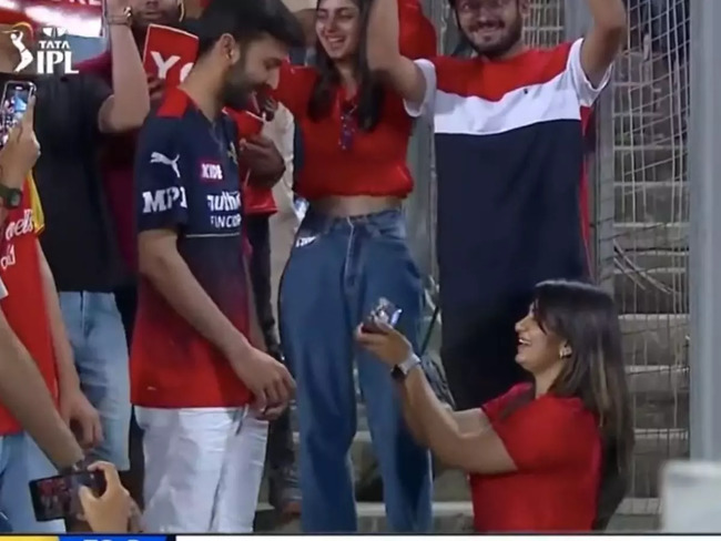 Woman proposes to boyfriend in the stands during RCB-CSK match, Twitter cheers - The Economic Times