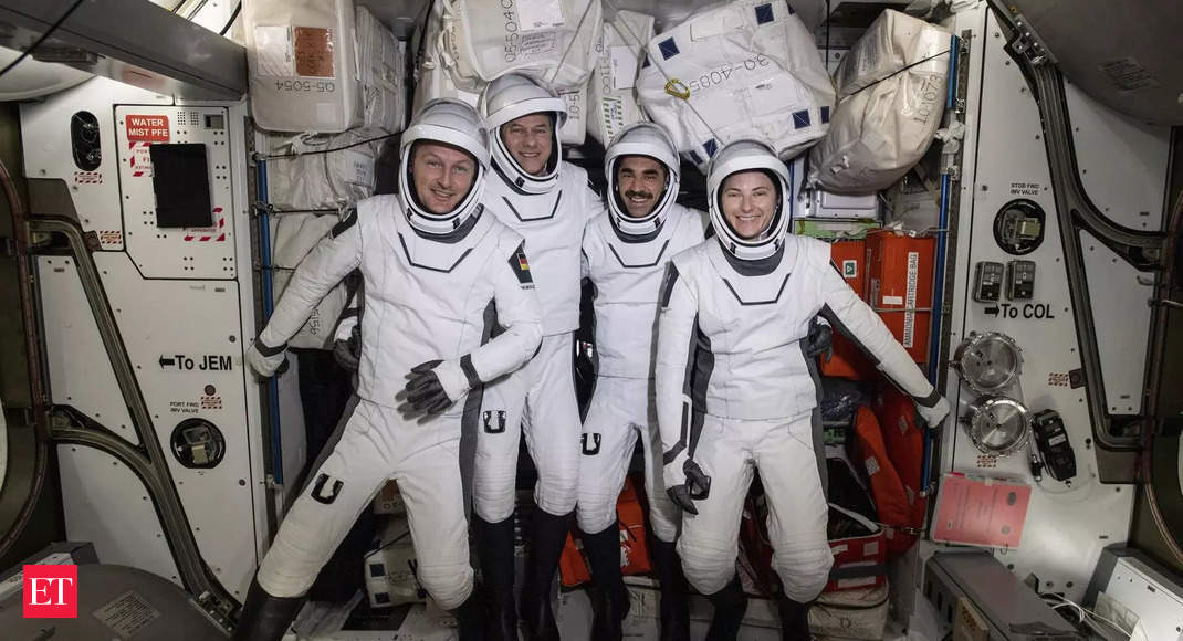 SpaceX brings 4 astronauts home thumbnail