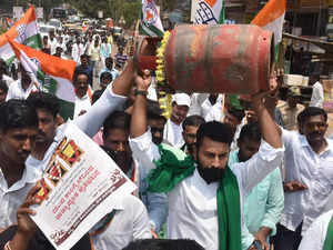 Hubballi: Congress workers protest