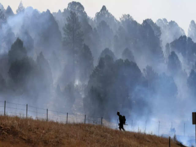 largest-town-looks-safe-strong-winds-make-fight-against-new-mexico