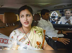 Mumbai: Independent MP Navneet Rana and MLA Ravi Rana address media before leavi...