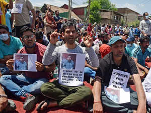 Cop shot dead in second killing in 24 hours in Kashmir, Pandits continue to protest, threaten resignations