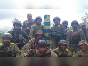 Ukrainian troops stand at the Ukraine-Russia border in what was said to be the Kharkiv region