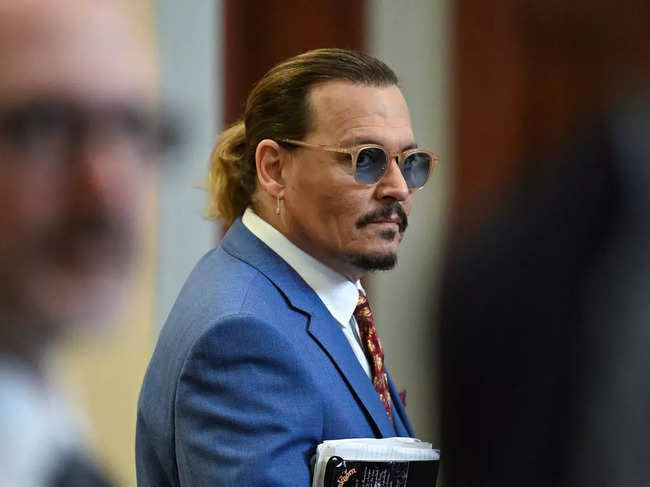 ​Almost all those waiting in the queue are loyal to Johnny Depp, who says Amber Heard is actually the one who was violent toward him.​