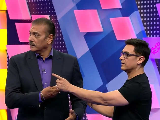 ​Aamir Khan discusses cricket with Ravi Shastri. (Image: Star Sports)