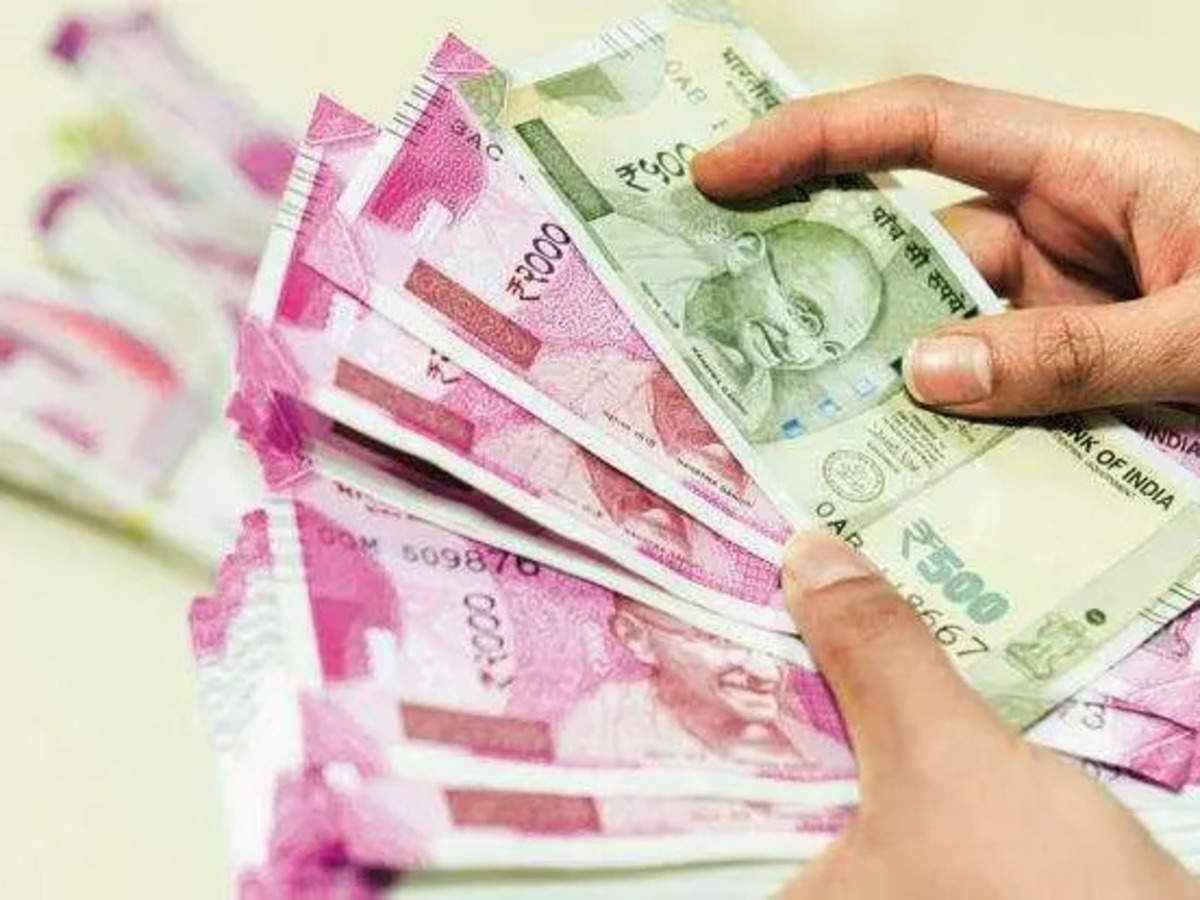 Rupee falls 40 paise to close at 79.64 against US dollar