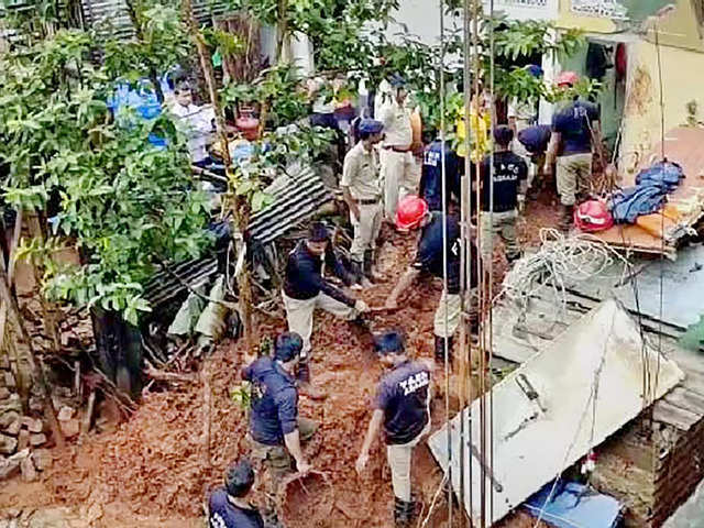 ​4 killed in landslide