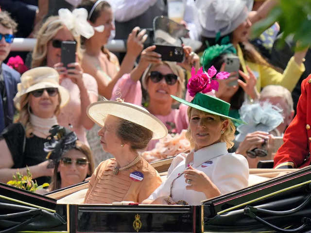 1,000 women make history by descending on Ladies' Day at Ascot wearing  sarees - Times of India